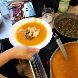 Osoba trzyma w ręce miskę z kremem dyniowym