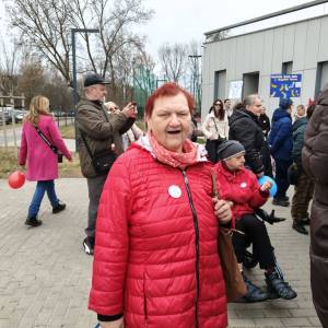 Uczestniczka ŚDS pozuje do zdjęcia podczas marszu