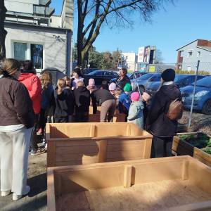 Spotkanie grupowe prowadzących, uczestników i przedszkolaków przed rozpoczęciem sadzenia