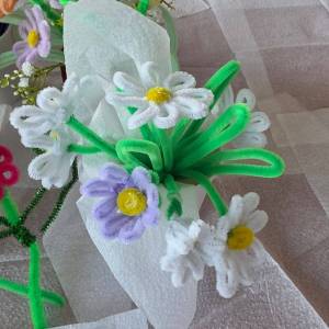 Gotowy kolorowy bukiet w całości stworzony z drucików florystycznych.