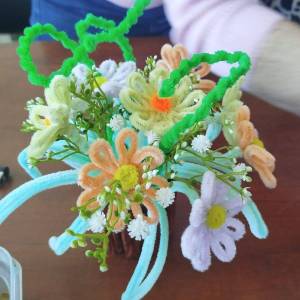 Gotowy kolorowy bukiet w całości stworzony z drucików florystycznych.
