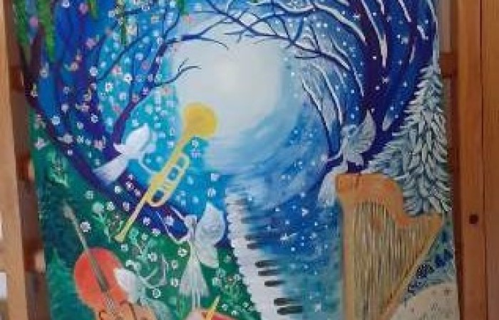 Obraz namalowany farbami, przedstawia las, zimowy i tropikalny, wraz z instrumentami werbel, pianino, skrzypce, trąbka i harfa. A wokół nich białe małe aniołki