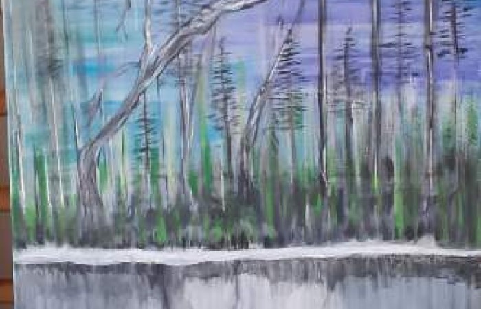 Obraz namalowany pastelami przedstawiający szarą głową kobiety, przyciętą na linii oczu a nad nią stary szary las z niebem niebiesko fioletowym